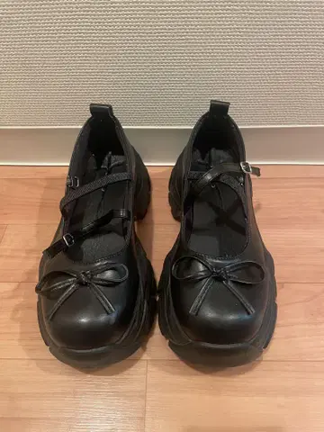 리본 포함 통굽 캐주얼 슈즈