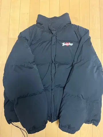블랙 다운 자켓 로고 자수 포함