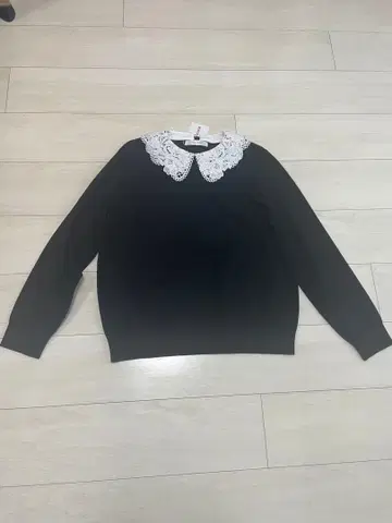 택 포함 새상품 두클라쎄 화이트 레이스 옷깃이 귀여운 블랙 스웨터 L