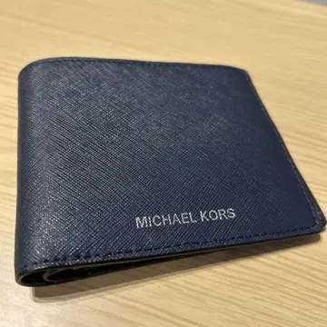 MICHAEL KORS 네이비 이단 접이식 지갑