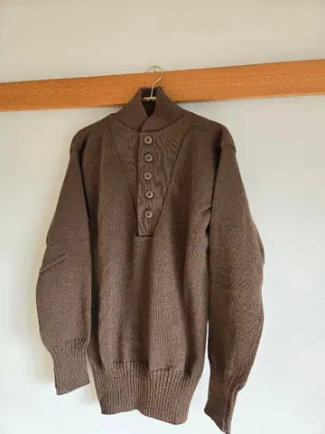 밀리터리 헨리넥 스웨터