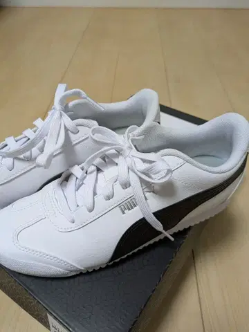 PUMA 화이트/블랙 스니커즈 23.5cm