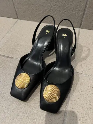 ZARA 블랙 스퀘어토 펌프스