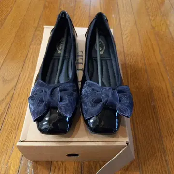 리본 포함 블랙 에나멜 플랫슈즈 23.5cm