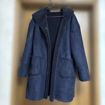 후드 부착 네이비 코트
