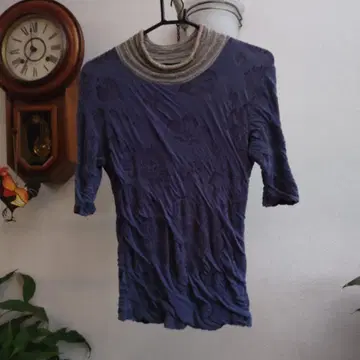 부타파나 BUTAPANA 청보라색 꽃무늬 반소매 옷깃에 라메 실