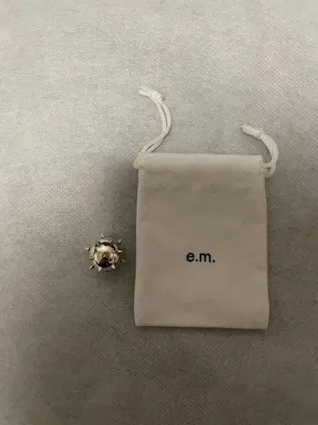 e.m. 구체형 가시 가시 귀걸이 ( 한쪽 귀 )