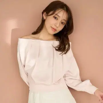 2025SS SNIDEL 오프숄더 턱 맨투맨