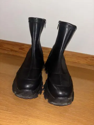 블랙 통굽 하이컷 부츠