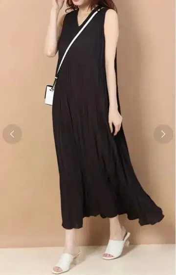 블랙 플리츠 슬리브리스 원피스