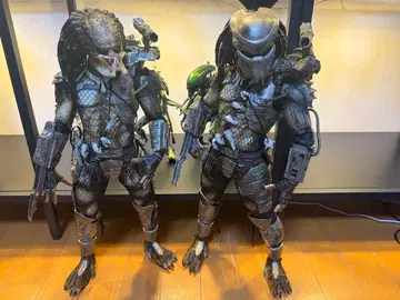 네카 1/4 프레데터 피규어 2체 세트