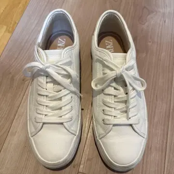 ZARA 화이트 베이지 스니커즈 40