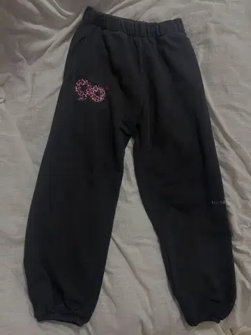 9090 레오파드 무늬 자수 블랙 스웨트 팬츠