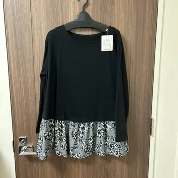 꽃무늬 프릴 포함 블랙 튜닉