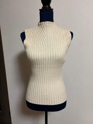 새상품급 AKRIS 아크리스푼토 슬리브리스 니트 울