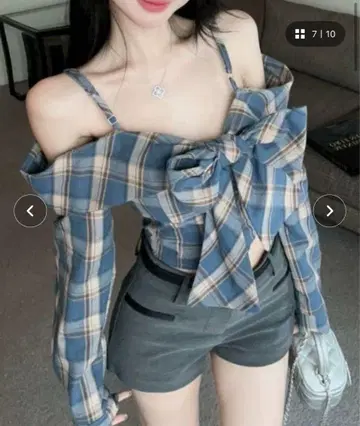 오프숄더 블루 계열 체크 셔츠