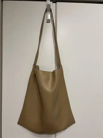 베이지 숄더백 파우치 포함