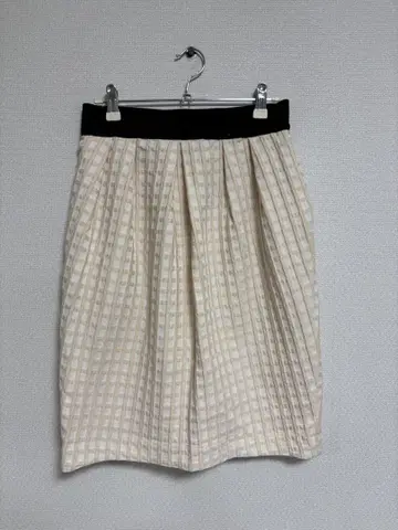 아이보리 체크 무늬 스커트