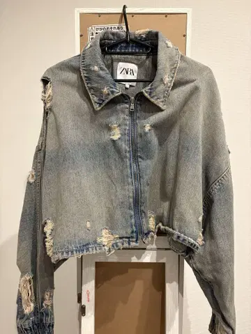 ZARA 데미지 가공 크롭 데님 자켓