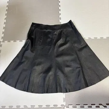 블랙 가죽 플레어 스커트 무릎 기장