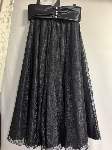 엘레강트 블랙 플레어 스커트