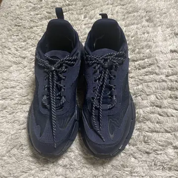 emmi reebok 네이비 스웨이드 통굽 스니커즈