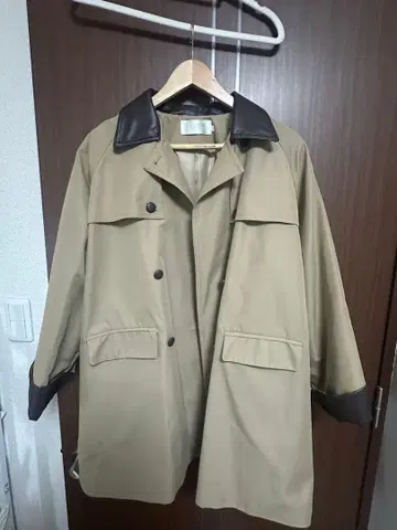 베이지 트렌치코트 가죽 옷깃