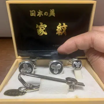 가몬 카후스, 넥타이핀