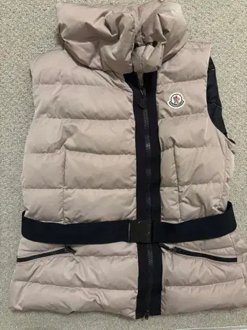 MONCLER 후드 부착 다운 베스트 베이지