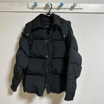 JACQUEMUS 블랙 다운 자켓