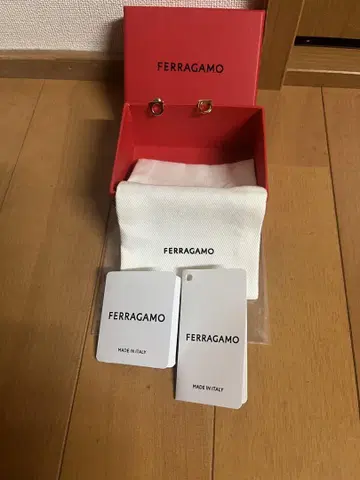 FERRAGAMO 귀걸이 (양쪽 귀용)
