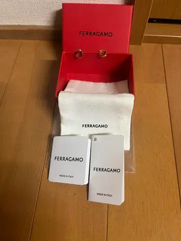 FERRAGAMO 귀걸이 (양쪽 귀용)