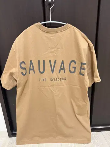 SAUVAGE 티셔츠 옷걸이 포함