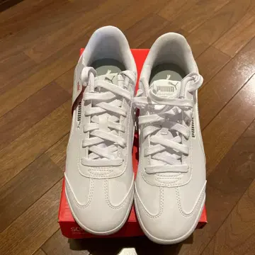 PUMA 화이트 스니커즈