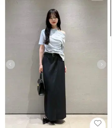 릴리 브라운 드레이프 오프숄더 티셔츠