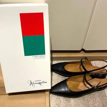 긴자 카네마츠 백 스트랩 펌프스