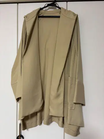 후드 부착 베이지 롱 코트