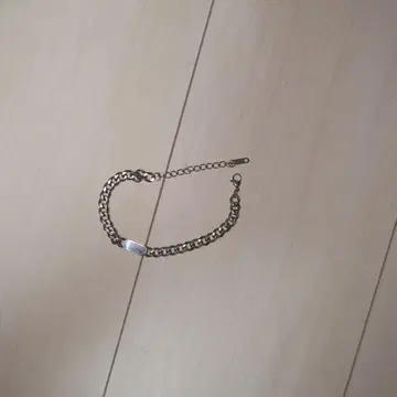 심플한 금속제 체인 팔찌