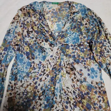 베네통 꽃무늬 V넥 카슈쿨 긴팔 상의 울 혼방