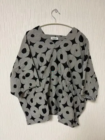 Plantation 기하학 패턴 V넥 오부 소매 상의