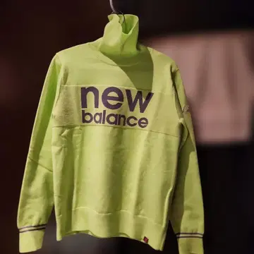미사용 new balance 형광 그린 하이넥 스웨터