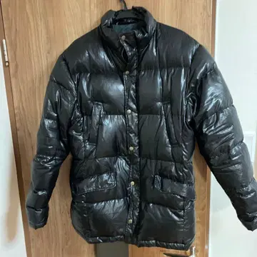 광택이 나는 블랙 다운 자켓