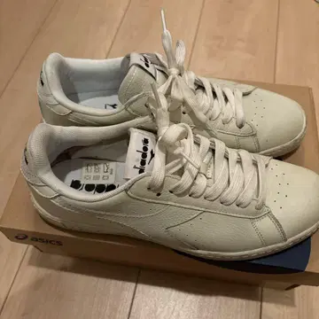 diadora 화이트 스니커즈 26cm