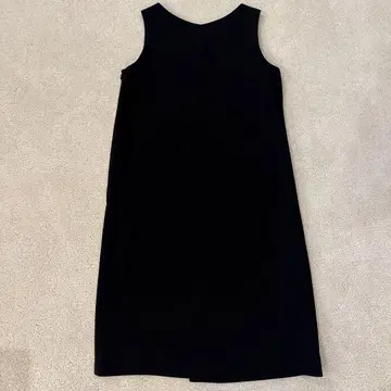 Theory // 올 시즌 블랙 슬리브리스 원피스