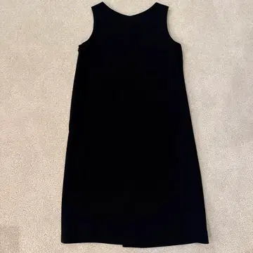 Theory // 올 시즌 블랙 슬리브리스 원피스