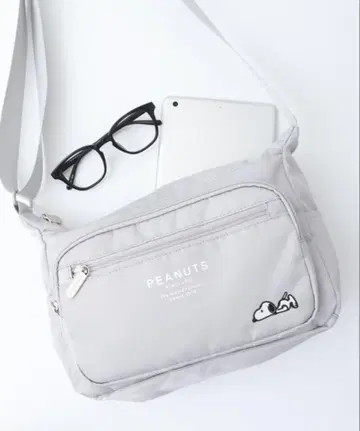 기간 한정 할인 [ 새상품급 ] 스누피 숄더백 누워있는 자수 그레이