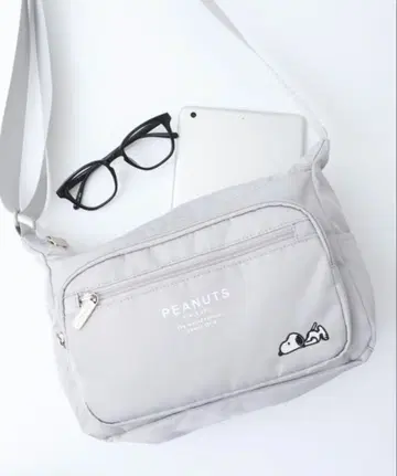 기간 한정 할인 [ 새상품급 ] 스누피 숄더백 누워있는 자수 그레이