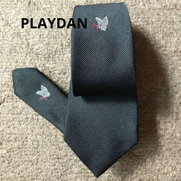 PLAYDAN 블랙 넥타이 나비가 악센트