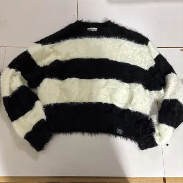 milkfed 화이트 블랙 스트라이프 크롭 스웨터 1회 착용