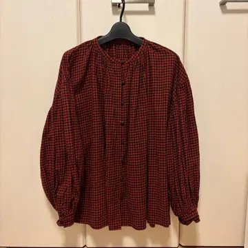 빨간색과 검은색 체크 무늬 긴팔 셔츠